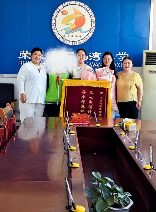 山西荣城教师祖孙视频引热议，真相究竟如何？-图1